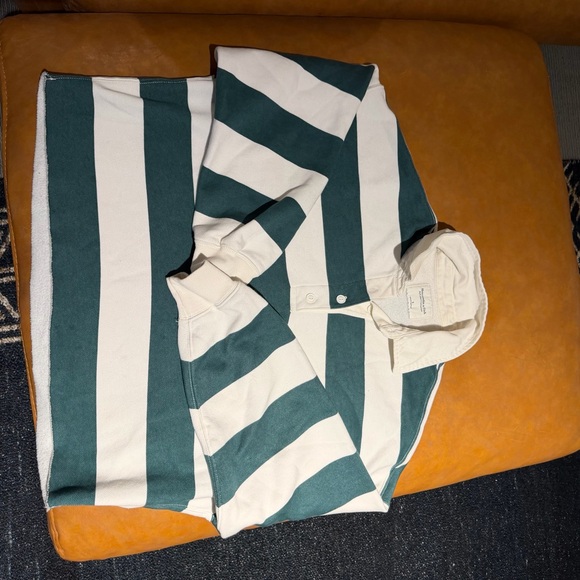 Abercrombie & Fitch cropped rugby top in green stripe - Picture 6 of 10